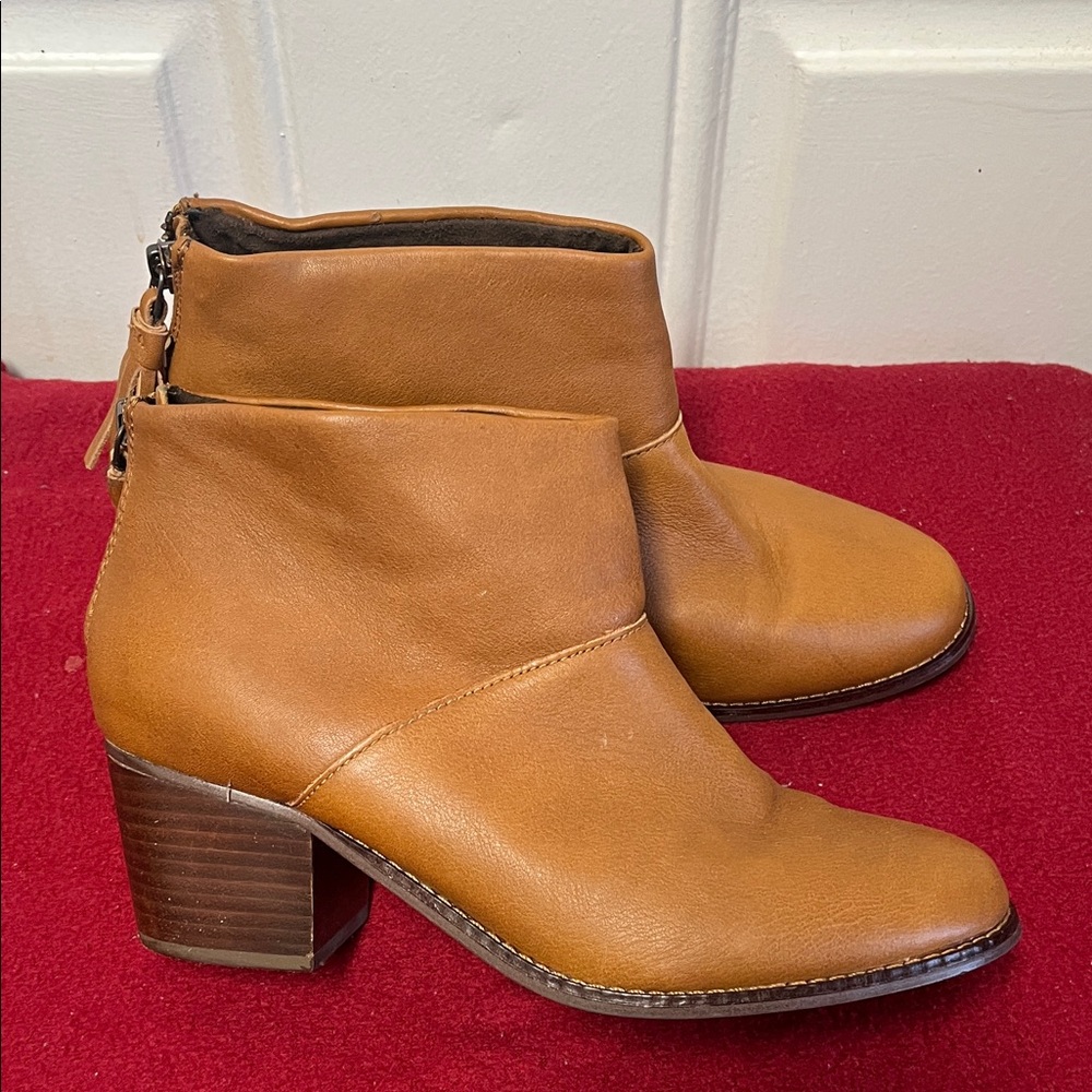 ☀️ 1 HOUR SALE ☀️ Toms Boots size 7